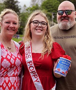 2024 Miss Poppy Grace Carpenter with parents.